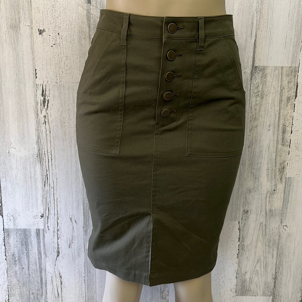 #F5 - NWT green skirt with buttons NEW size 0 LOFT